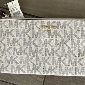 NWT Michael Kors  38F1CT9W7B Jet Set Charm Vanilla  LG Zip Clutch Wristlet